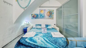 A bedroom with a bed, a nightstand, a wall-mounted shelf, and a painting. - Oltremare - Sanremo Studio Near Casino, Sanremo, Italy (Sanremo)