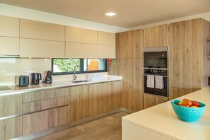 Køleskab, mikrobølgeovn, ovn, kogeplade