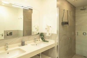 Douche, sĂšche-cheveux, serviettes fournies, shampoing