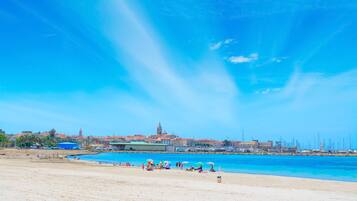 Una spiaggia nelle vicinanze
