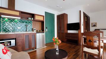 Caja de seguridad en la habitación y escritorio