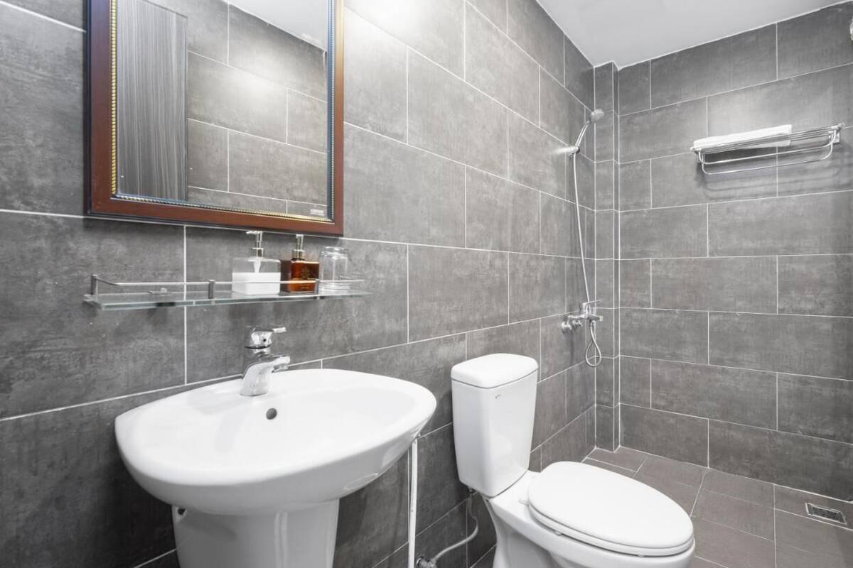 Bañera y ducha independientes, secador de pelo, pantuflas, toallas
