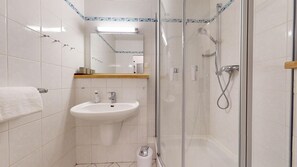 Een douche, een haardroger, handdoeken