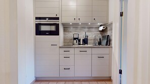 Een koelkast, een oven, een kookplaat, een vaatwasser