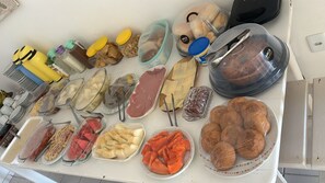 Free daily buffet breakfast  - Pousada Clarice Suites (Ipojuca)