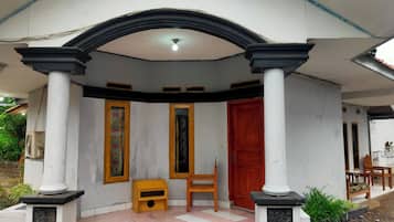 Kamar Basic, Boleh Merokok | Meja kerja