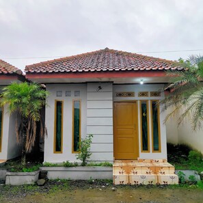 Quarto básico, para fumantes | Escrivaninha