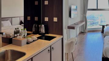 冰箱、电热水壶、调味品