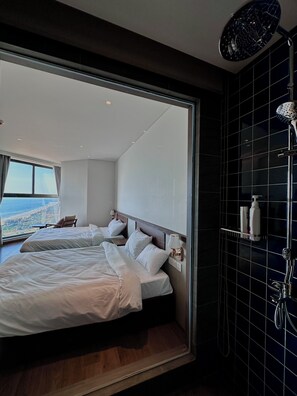 1 bedroom, desk, WiFi