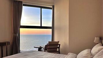 1 bedroom, desk, WiFi