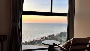 1 bedroom, desk, WiFi