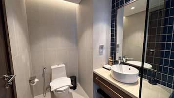 吹风机、毛巾、肥皂、卫生纸