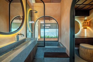 Vil·la Deluxe, 1 dormitori, piscina privada, vistes a la piscina | Bany | Combinació de dutxa i banyera i capçal de dutxa tipus cascada 