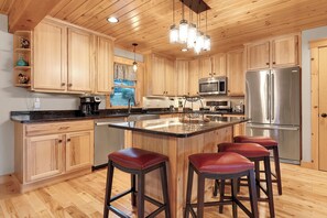 Fridge, microwave, oven, stovetop - Appalachian Lodge- 6 Bedroom Chalet with Mountain Views (Newry)