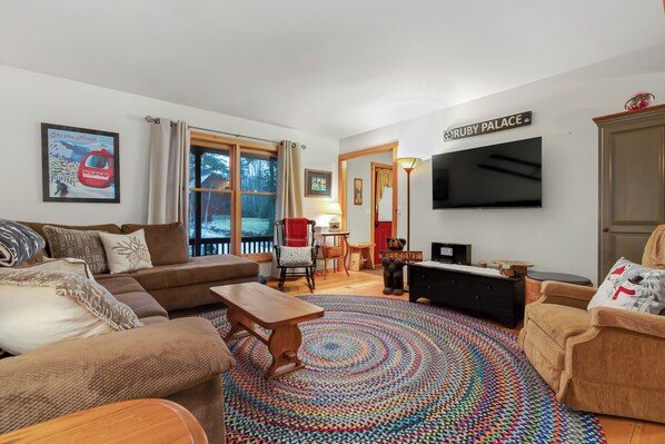 Smart TV, foosball, table tennis, stereo - The Ski Ranch- 3 bedroom home with game room (Bethel)