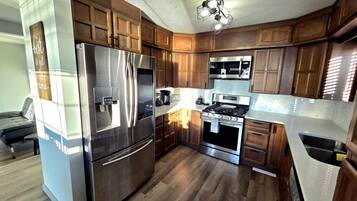 冷蔵庫、電子レンジ、オーブン、コンロ