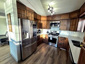 Réfrigérateur, four à micro-ondes, un four, surface de cuisson