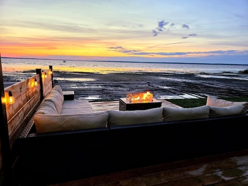 Lakefront property with a stunning view and a private access to the lake!