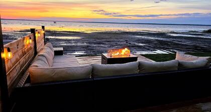 Lakefront property with a stunning view and a private access to the lake!