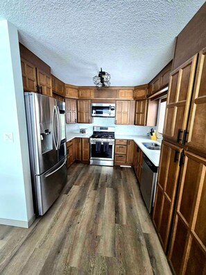 Frigorífico, microondas, horno y placa de cocina