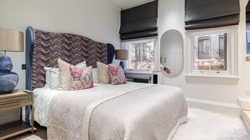 2 habitaciones, escritorio y tabla de planchar con plancha