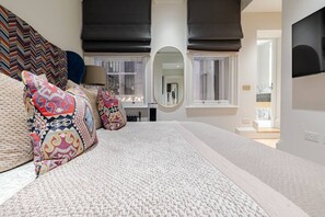 2 bedrooms, desk, iron/ironing board, travel cot