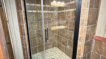 Dusche, Haartrockner, Handtücher, Toilettenpapier