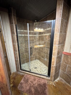 Shower, hair dryer, towels, toilet paper - Unique space, countryside. (Ponca City)
