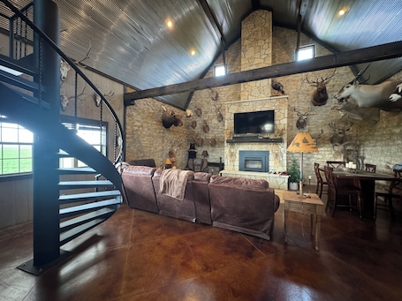 TV, fireplace. Unique space, countryside.