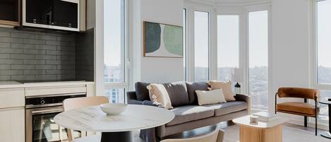 Una televisión, un reproductor estéreo