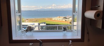 Cozy 2-bedroom cabin in charming Mutiny Bay