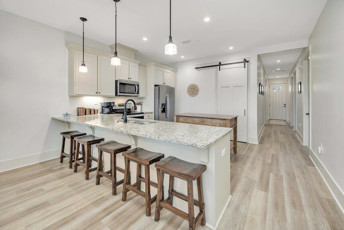 Kjøleskap, mikrobølgeovn, ovn og kokeplater