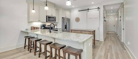 Jääkaappi, mikroaaltouuni, uuni, liesi