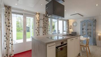 Classic Bungalow, 2 Bedrooms | Private kitchen | Fridge, oven, dishwasher, coffee/tea maker