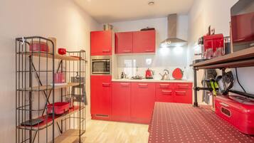 Een koelkast, een magnetron, een oven, een vaatwasser