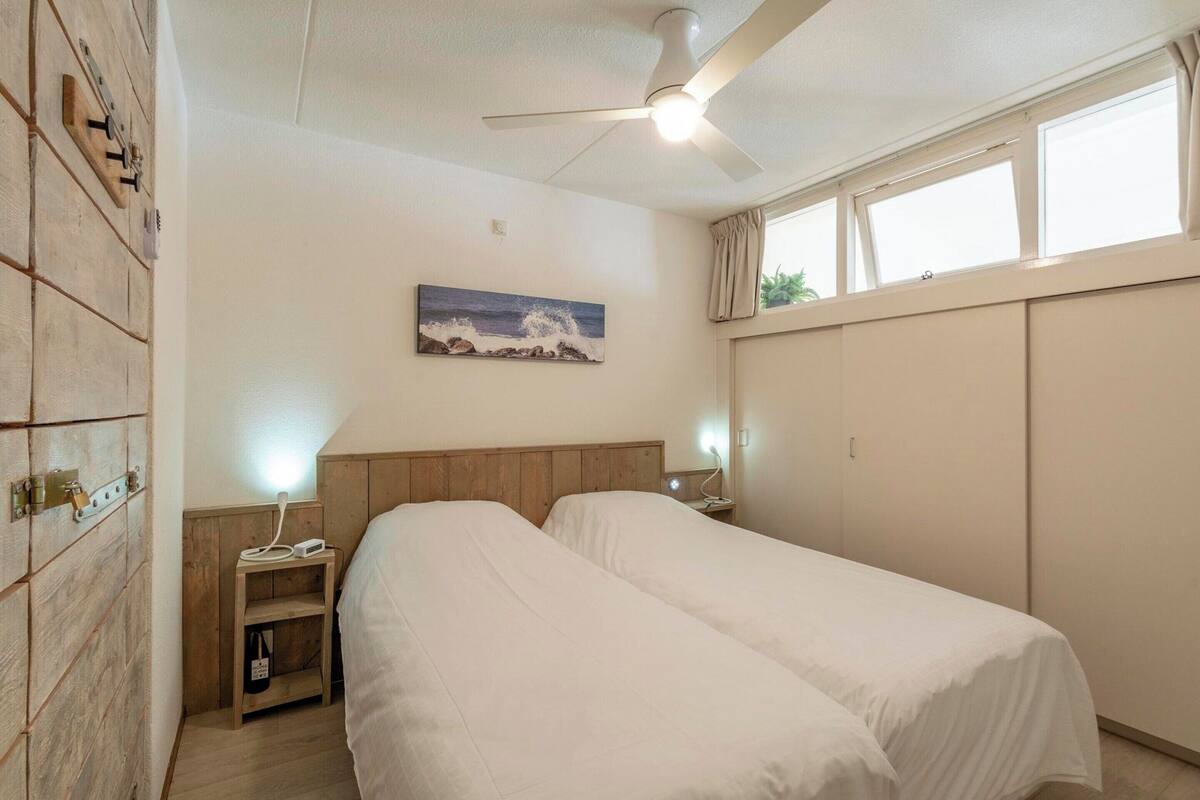 10 bedrooms, individually furnished, bed sheets
