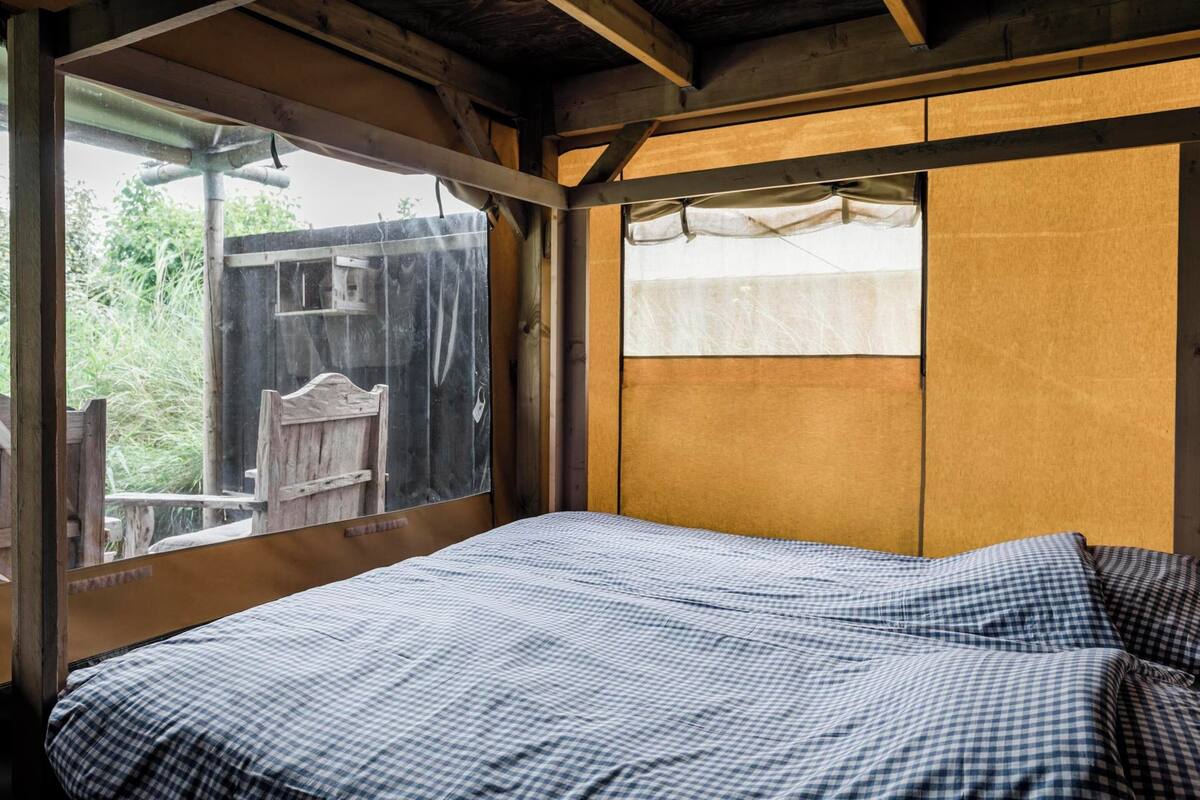 14 bedrooms, individually furnished, bed sheets