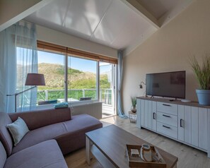 Classic Apartment, 2 Bedrooms | Living room