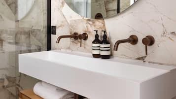Secador de pelo, toallas, shampoo