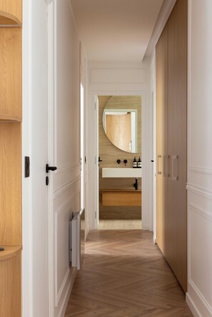 Apartment | Bathroom | Hair dryer, towels, shampoo