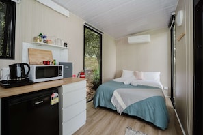 1 bedroom, bed sheets - Spring Haven Retreat by Tiny Away (Eureka)