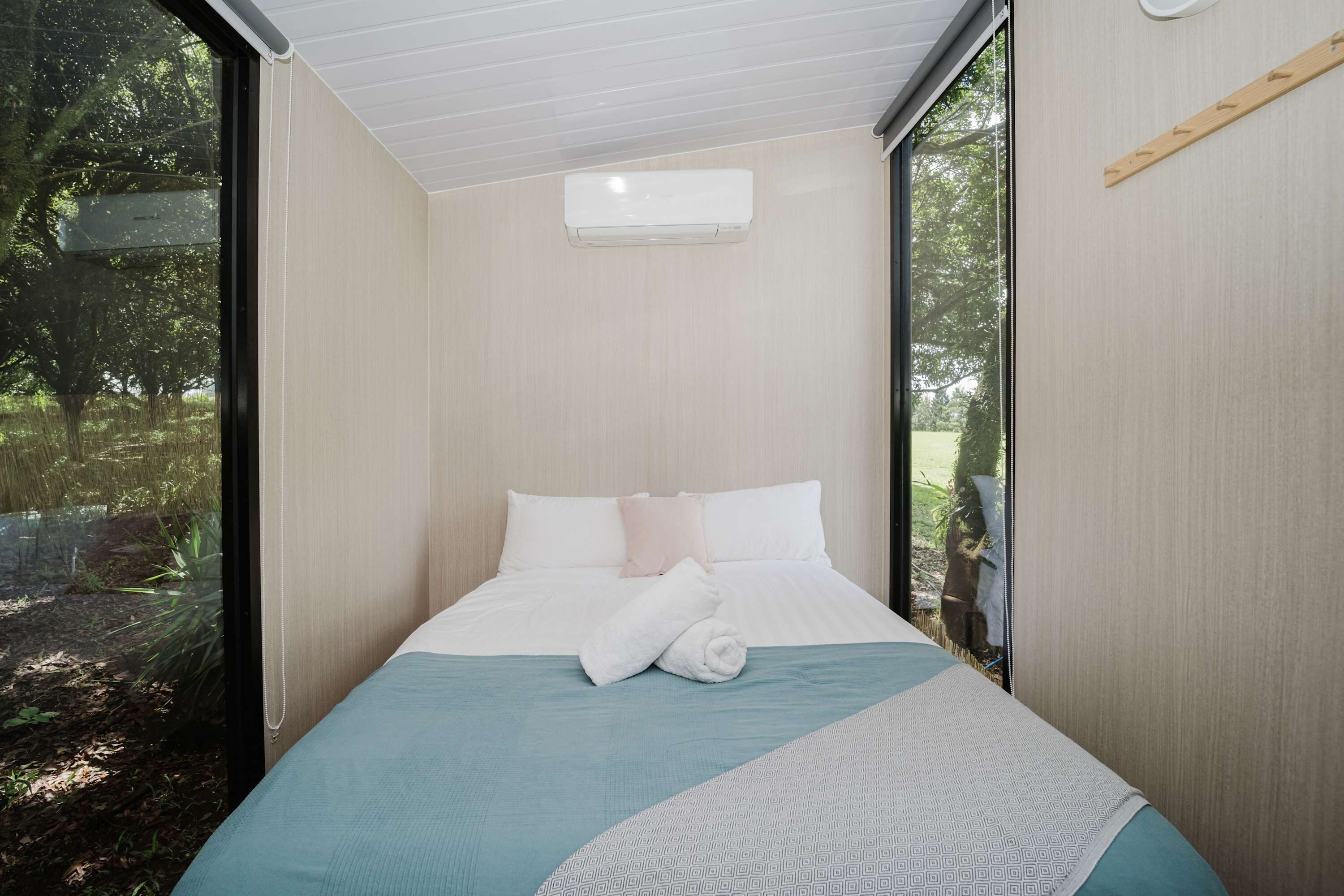 1 bedroom, bed sheets