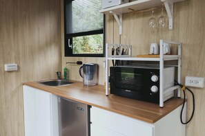 Micro-ondes, plaque de cuisson, cafetière/bouilloire, grille-pain
