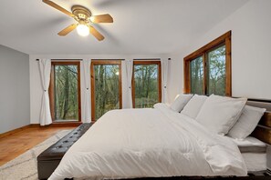 4 camere, una scrivania, ferro/asse da stiro, culla da viaggio