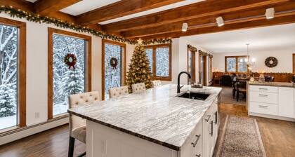 Private Pool & Hot tub! Minutes to Sebago Lake! Nature! Perfect all year-round.