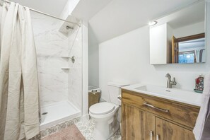 Shower, hair dryer, towels, soap - Nature, Pool, Hot tub&Lakes! Mins to Sebago &More (Windham)
