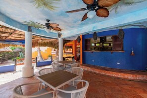 Outdoor dining - Bella Mar: Relaxation and Nature by the Ocean (Isla Mujeres)