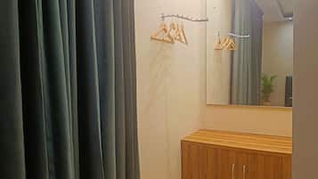 Quarto superior, 1 quarto, varanda, vista para o jardim | Roupas de cama premium, escrivaninha, camas extras/dobráveis (sobretaxa)
