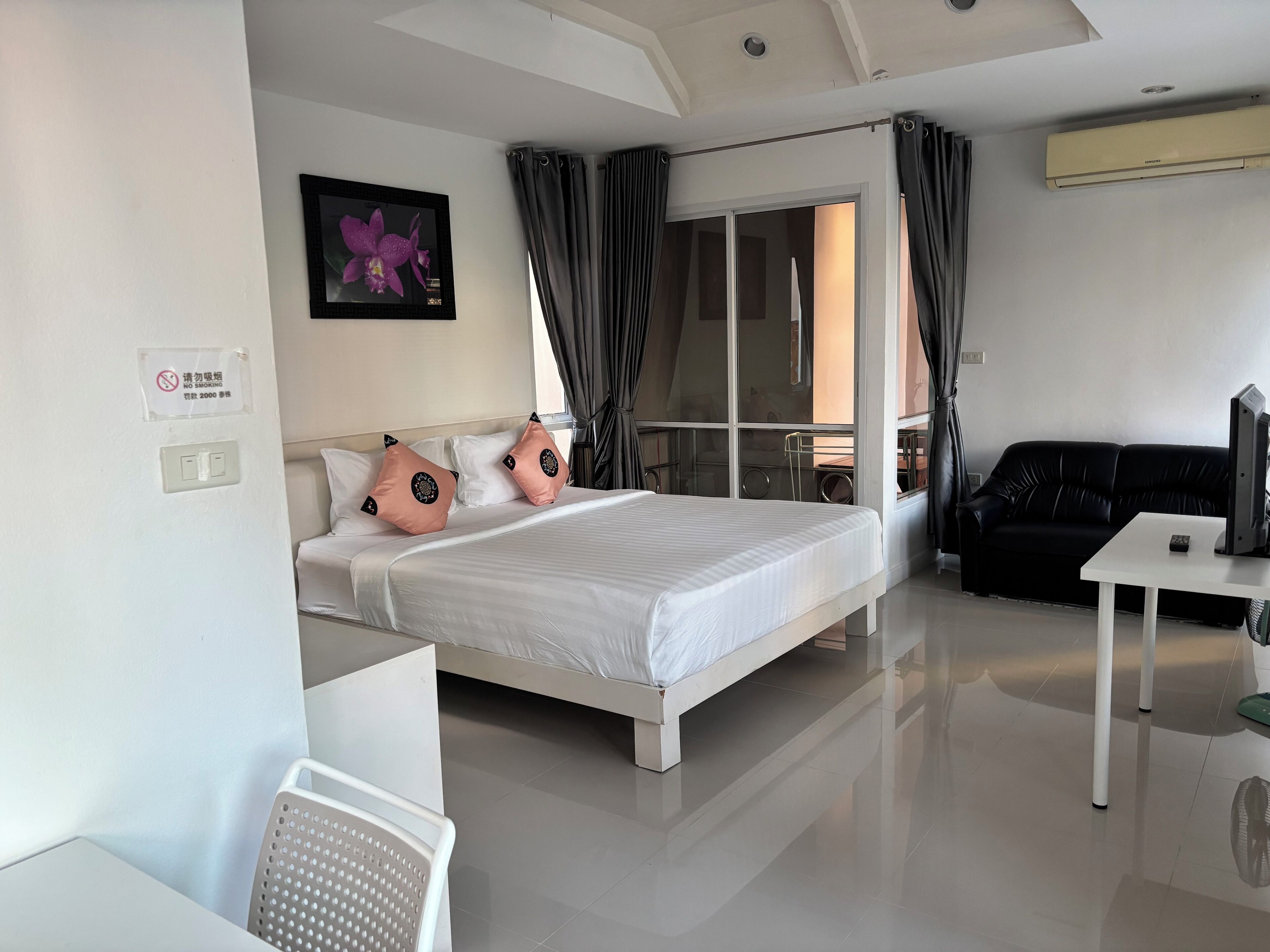 Työpöytä, kannettavalle tietokoneelle sopiva työtila