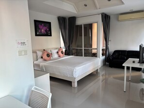 Escritorio y espacio para trabajar con laptop